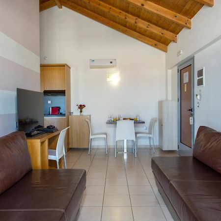Isida Hotel Agia Marina מראה חיצוני תמונה